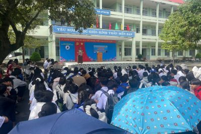 SINH HOẠT DƯỚI CỜ KẾT HỢP TUYÊN TRUYỀN AN TOÀN GIAO THÔNG, AN NINH TRẬT TỰ NĂM HỌC 2025-2026
