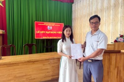 CHI BỘ TRƯỜNG THPT HÙNG VƯƠNG – QUẢNG PHÚ TỔ CHỨC LỄ KẾT NẠP ĐẢNG VIÊN MỚI